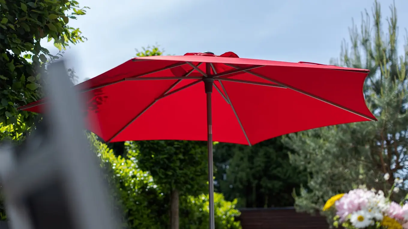 roter kettler sonnenschirm inmitten von grün