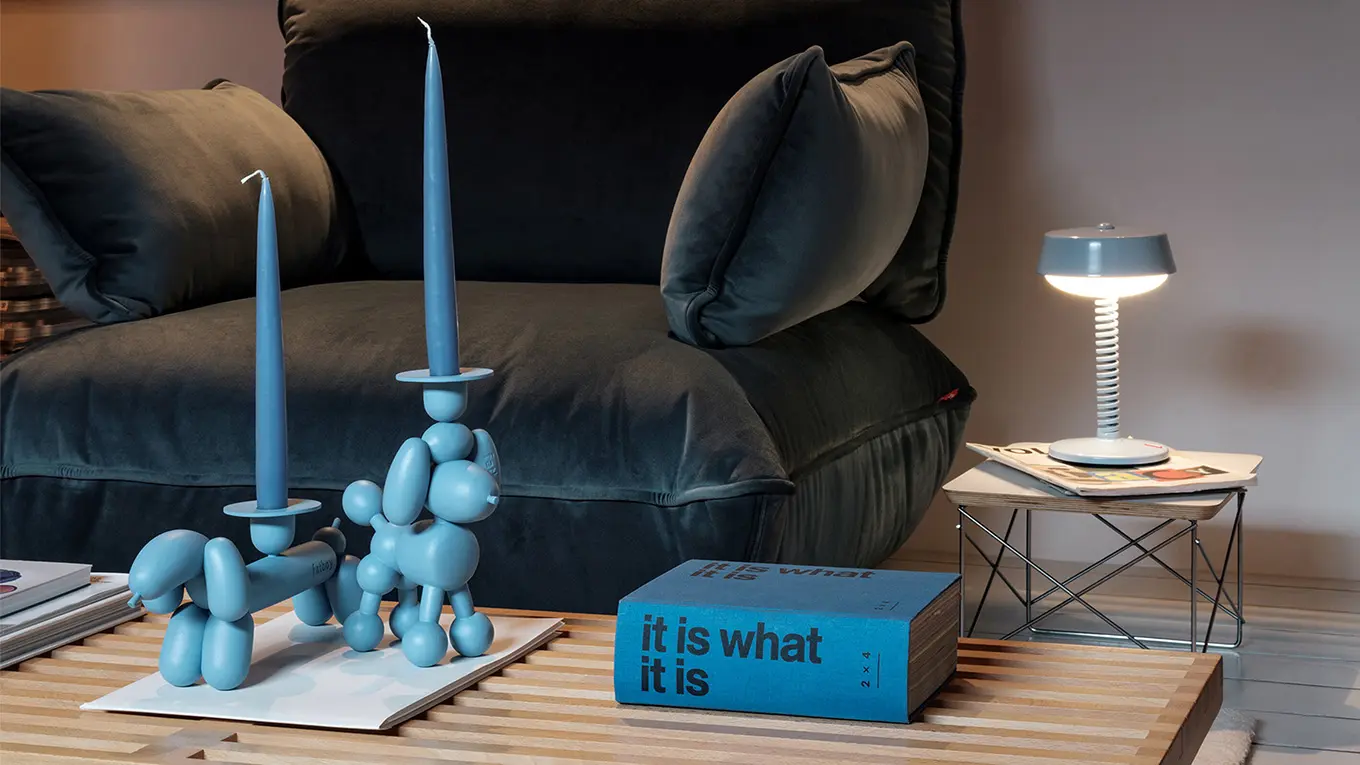 Fatboy Kerzenständer in blau auf einem couchtisch