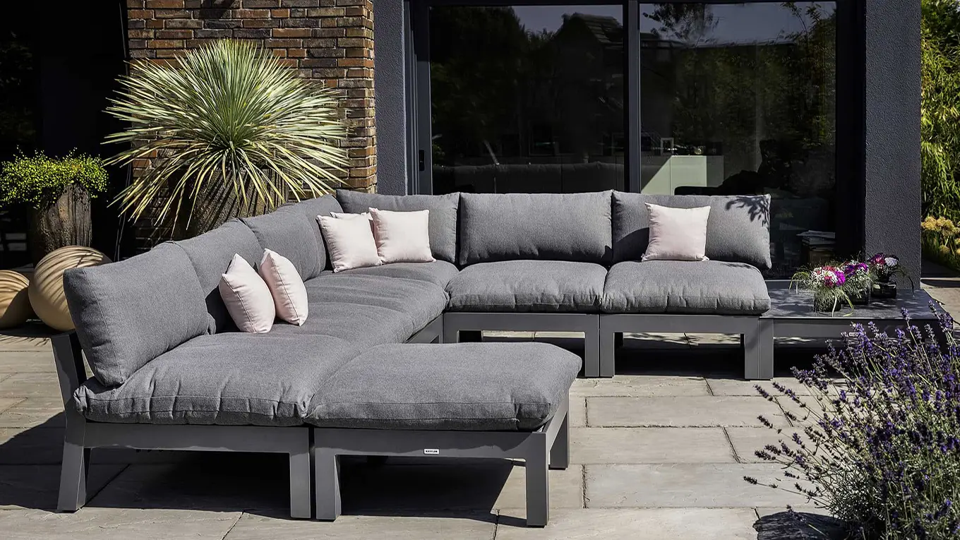 Graues Kettler comfort loungesofa auf der terrase