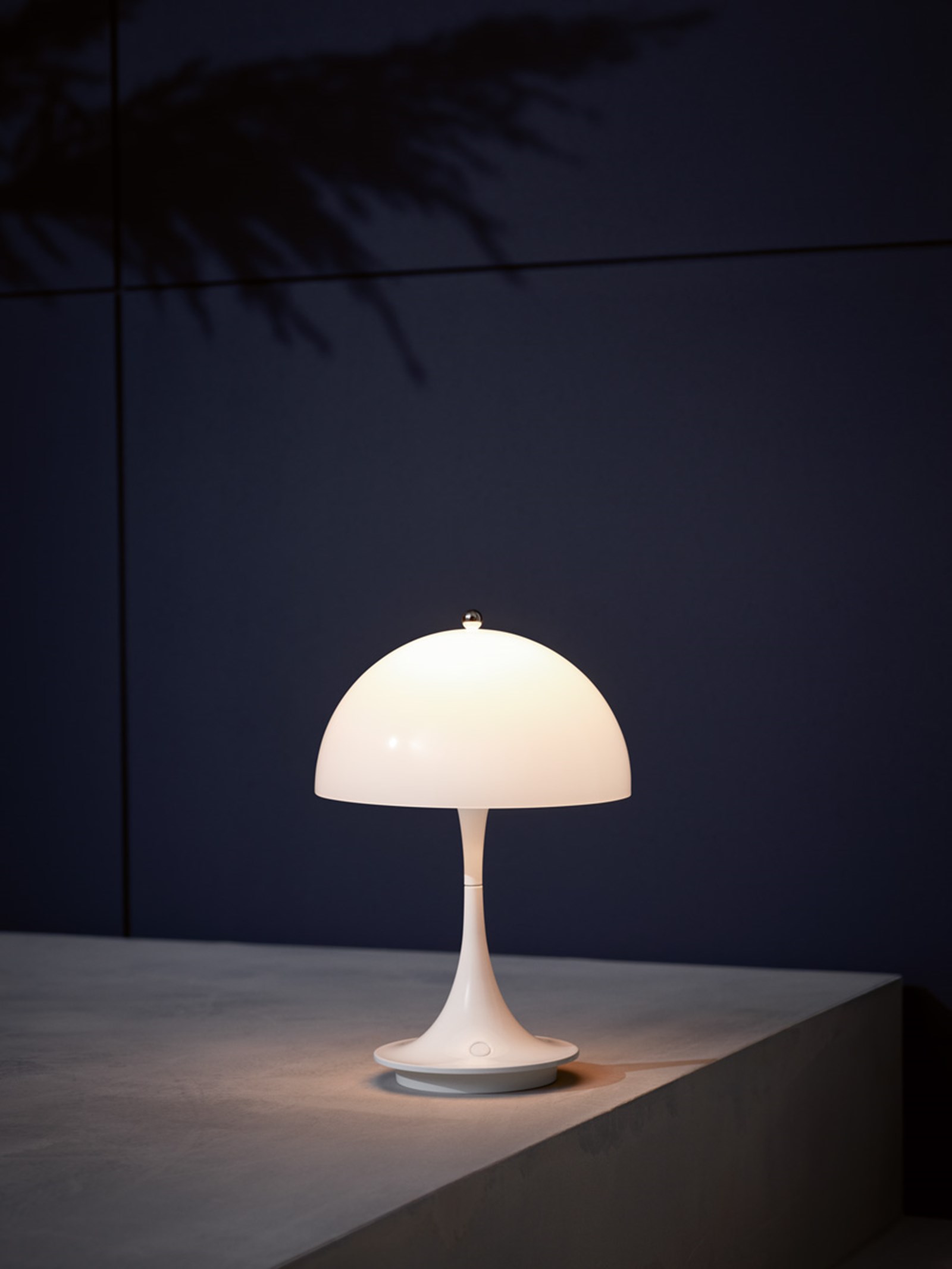 Louis Poulsen Tischleuchte Panthella Portable Opal