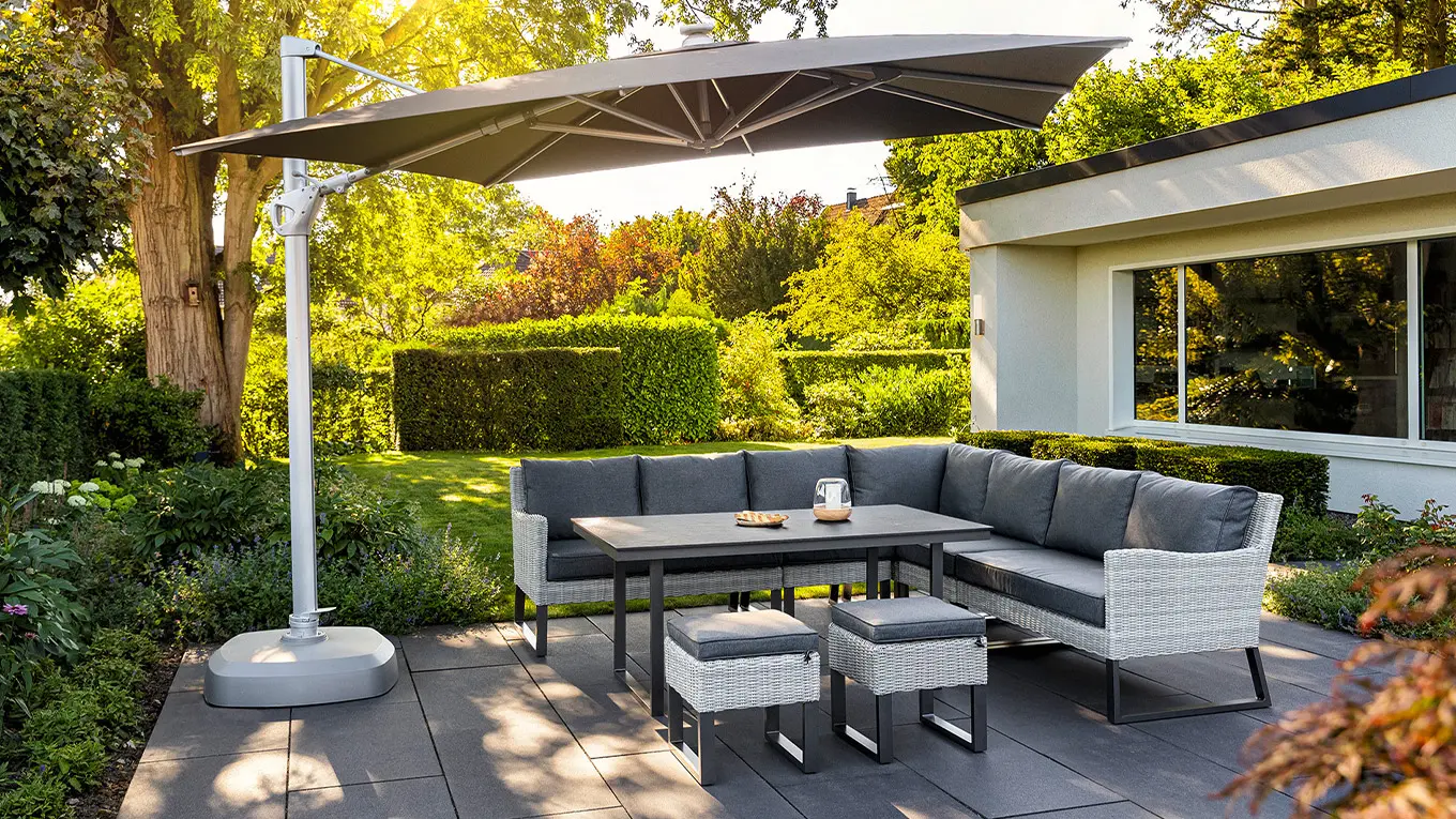 Großer Sonnenschirm über Essgruppe aus polyrattan von Kettler auf der terrasse