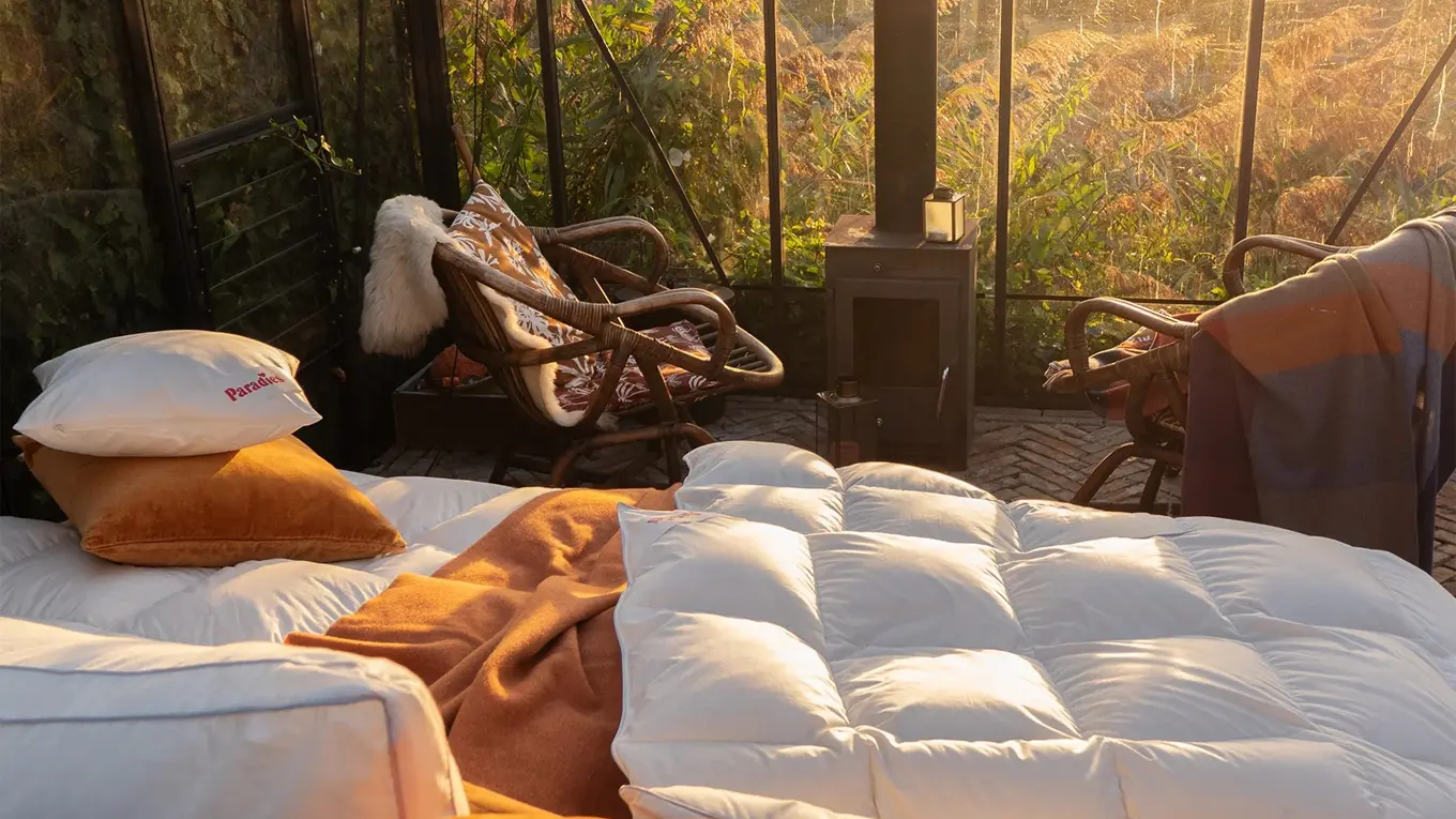 Paradies Bettdecke auf einem Bett auf das die sonne strahlt