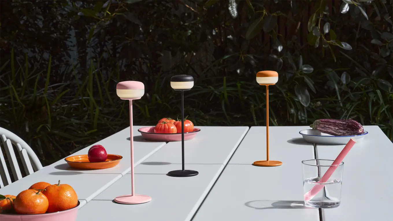 drei bunte Fatboy Cheerio Lampen am Gartentisch