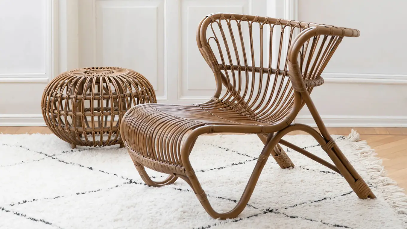 Sika Design Rattansessel und Hocker auf einem weichen Teppich