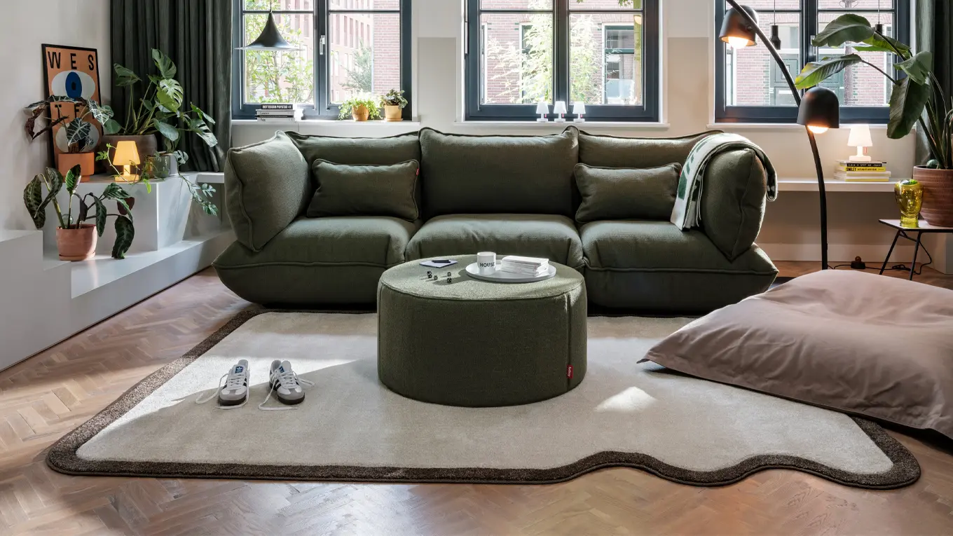 Fatboy Wohnzimmer in Olivgrün mit carpet not straight und somo modulsofa