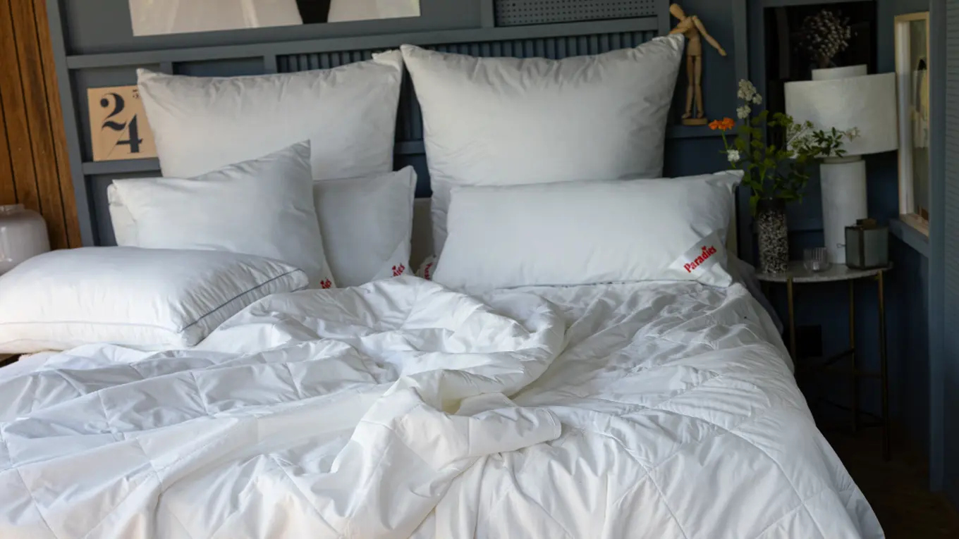 Paradies Bettdecken und Kissen auf einem Bett