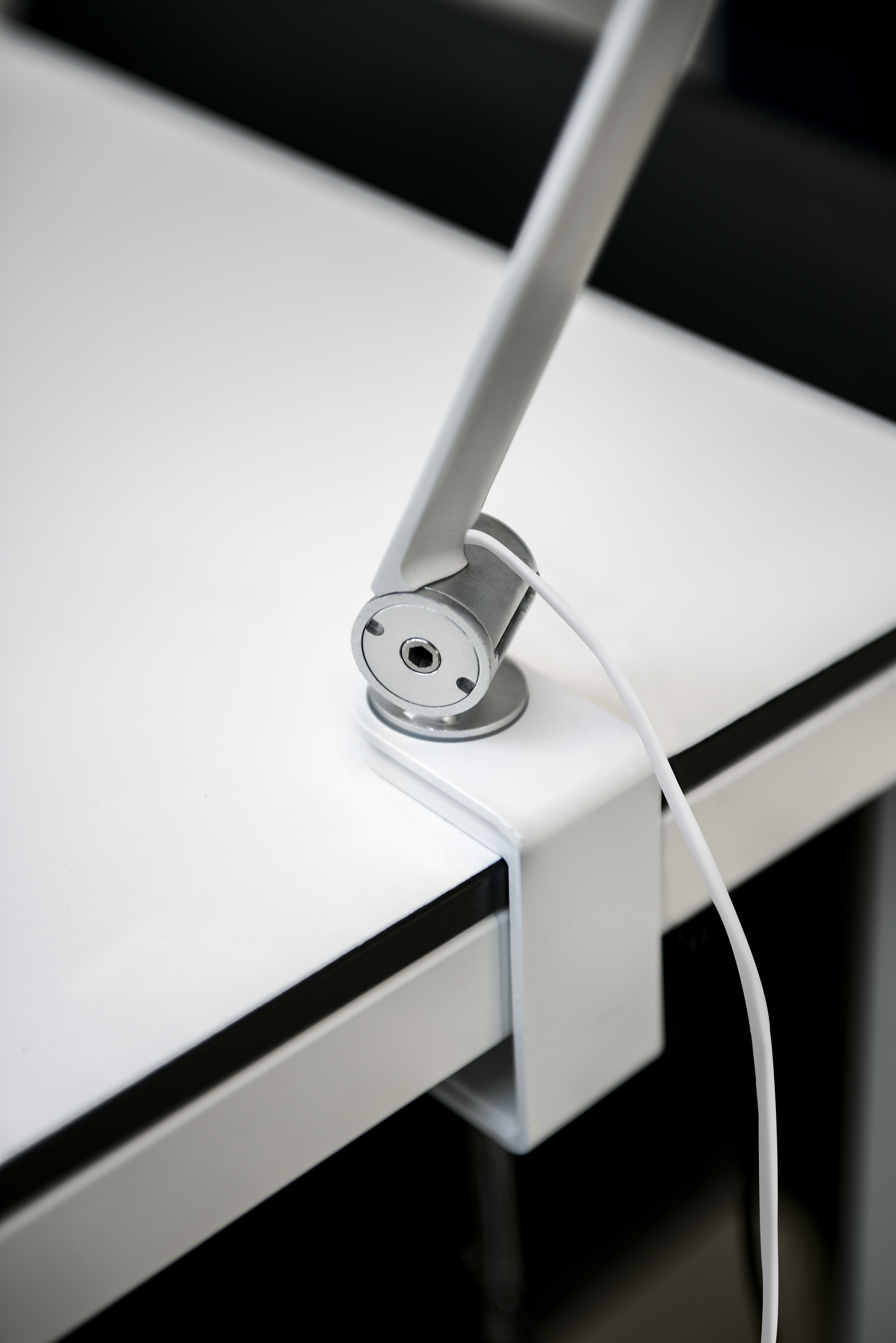 Louis Poulsen Tischleuchte NJP Tischklemme 2700K Hellgrau Aluminium