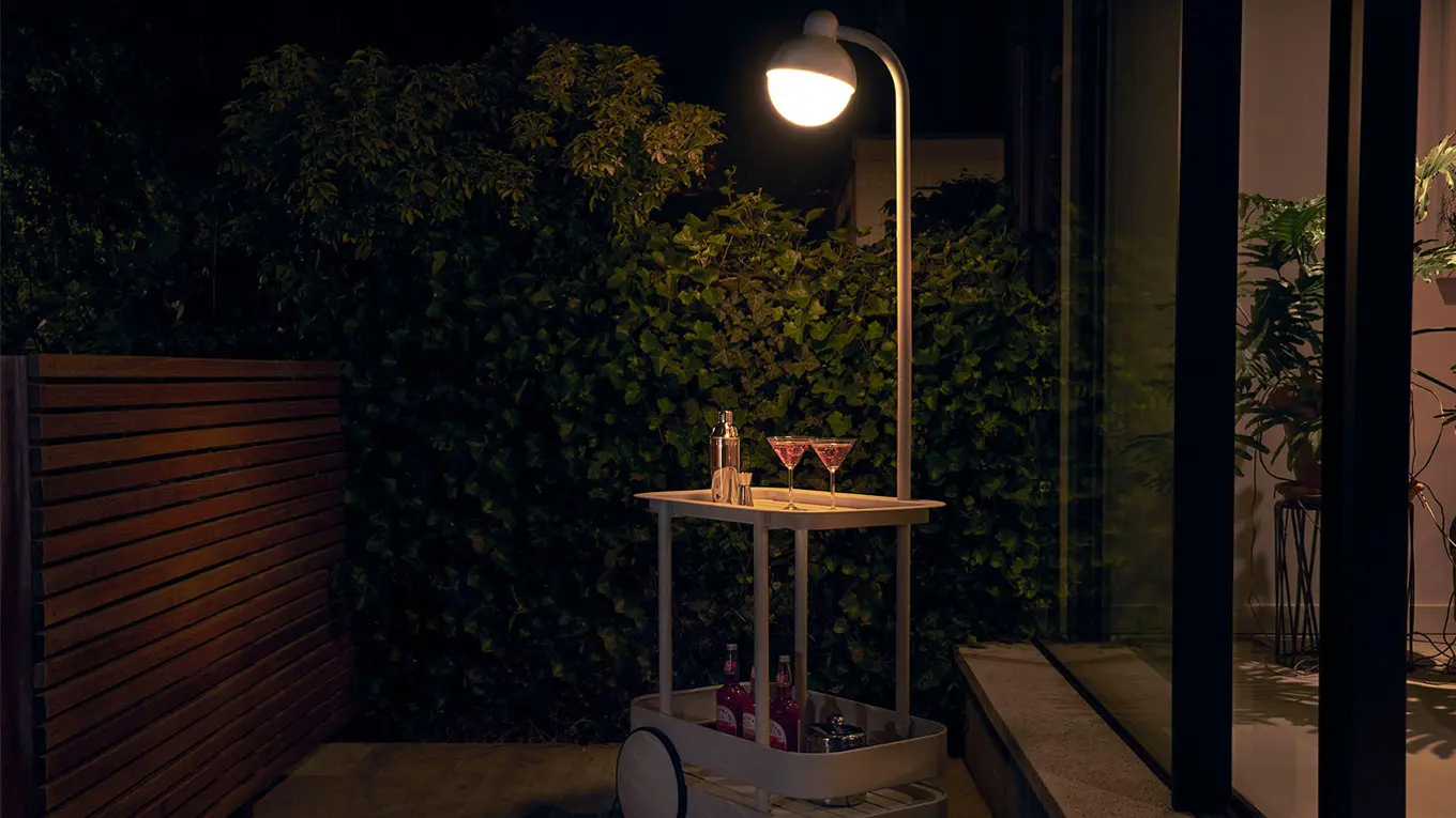 Fatboy Jolly Trolley beistelltisch auf rollen mit leuchtender lampe bei nacht auf der terrasse