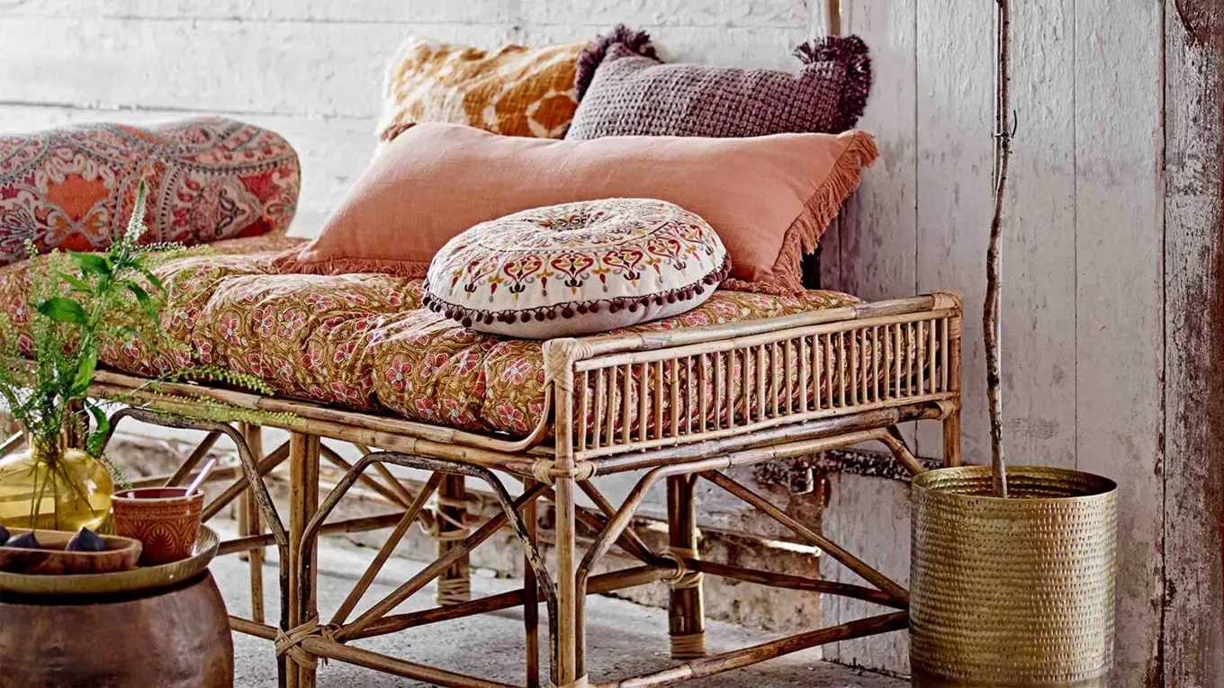 Bloomingville kissen auf einer rattan liege